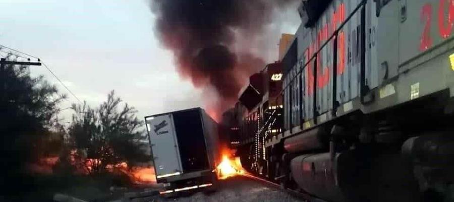 Tráiler termina calcinado al querer ganarle el paso al tren en Nuevo León 