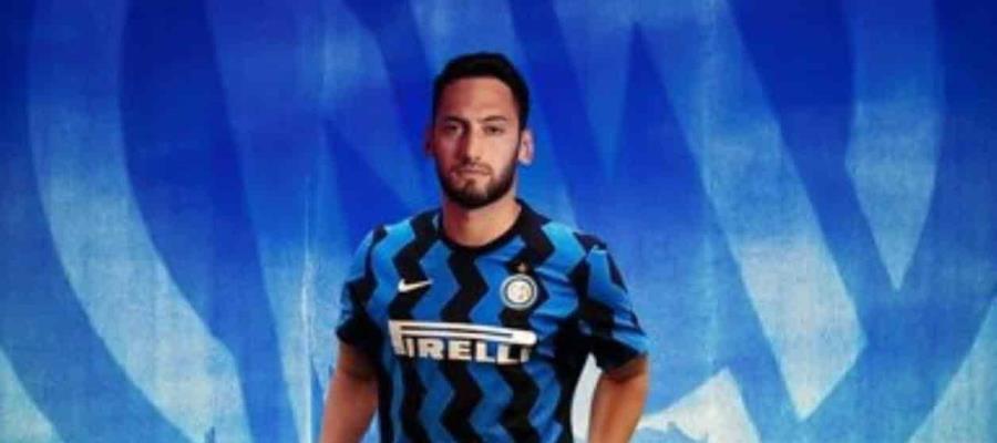 Hakan Calhanoglu salta del AC Milan al Inter de Milán