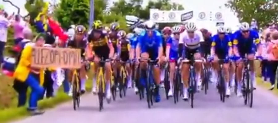 Aficionada provoca caída masiva de ciclistas en primera actividad del Tour de Francia Aficionada provoca caída masiva de ciclistas en primera actividad del Tour de Francia