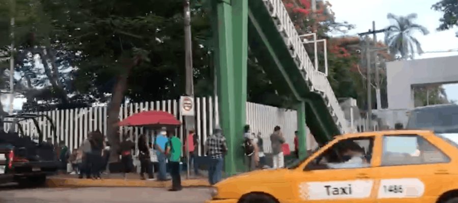 Pide UJAT a padres de familia evitar aglomeraciones afuera de las sedes en las que aplica el examen de admisión