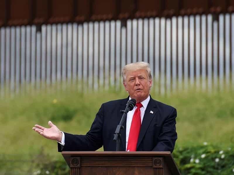 En su visita a la frontera con México, Donald Trump, elogió a AMLO y criticó a Biden 