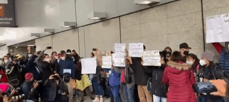 Padres de niños con cáncer llegan a acuerdos con autoridades tras bloquear Aeropuerto de CDMX Padres de niños con cáncer llegan a acuerdos con autoridades tras bloquear Aeropuerto de CDMX