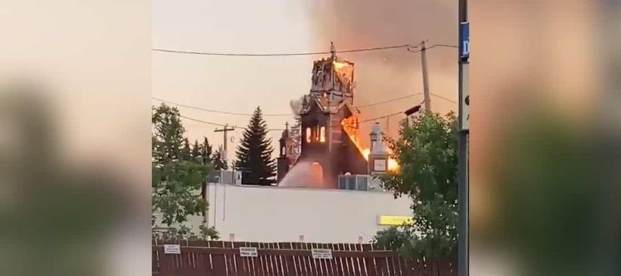 Continúa quema de iglesias en Canadá tras hallazgos de tumbas de niños en internados Continúa quema de iglesias en Canadá tras hallazgos de tumbas de niños en internados