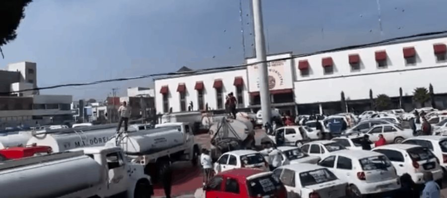 Dueños de pipas bloquean vialidades en Ecatepec
