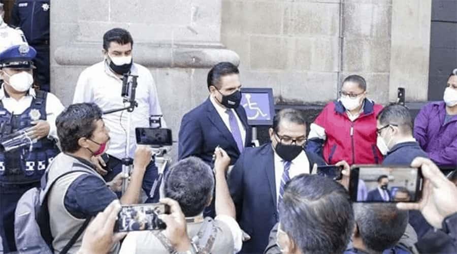 Entrega Silvano Aureoles pruebas de ‘narcoelección’ en Michoacán, al titular de la FGR