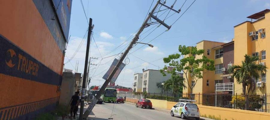 Retiran poste de luz en Villa Las Flores tras choque de auto