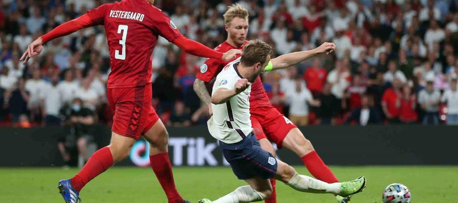 Multa UEFA a Inglaterra por uso de láser en partido contra Dinamarca en Eurocopa