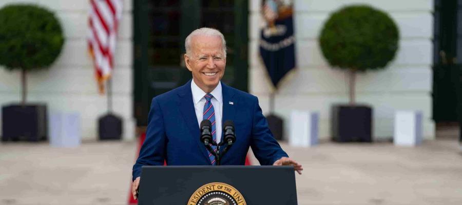 El futuro de la industria es el auto eléctrico, asegura Biden al firmar acuerdo con el sector