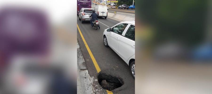 Se registra hundimiento sobre carril de alta velocidad de Ruiz Cortines Se registra hundimiento sobre carril de alta velocidad de Ruiz Cortines
