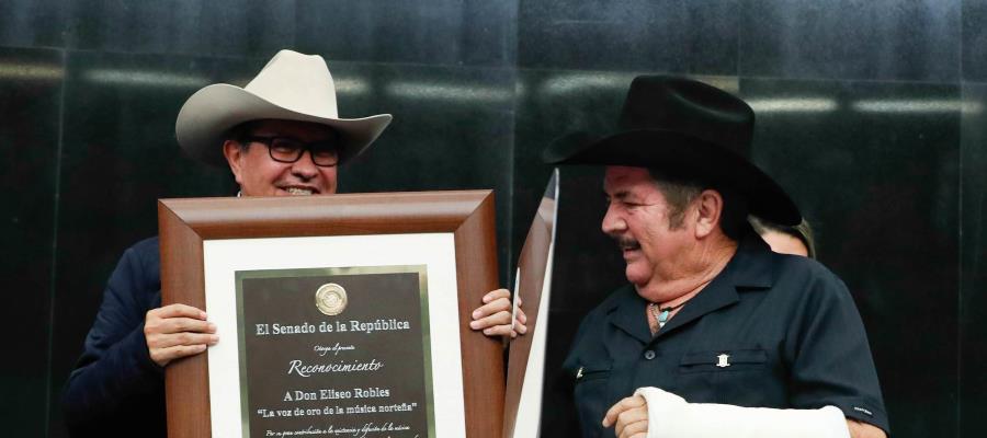 Senadores se avientan palomazo en la entrega de reconocimientos a cantantes Eliseo Robles y Lalo Mora Senadores se avientan palomazo en la entrega de reconocimientos a cantantes Eliseo Robles y Lalo Mora