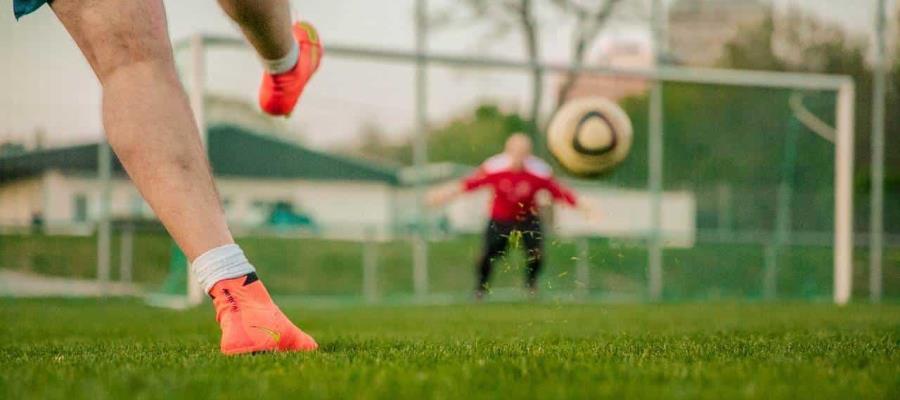 Tiempos de 30 minutos, cambios ilimitados y saques de banda con el pie: nuevas propuestas de FIFA