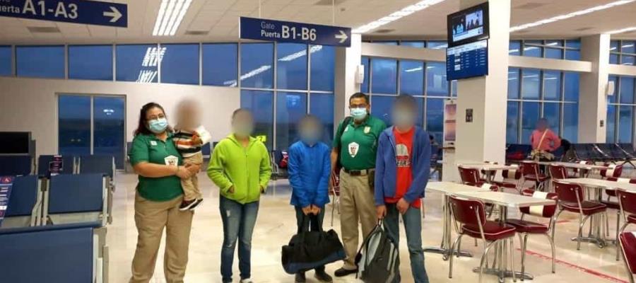 Reúne el INM a familia con bebé abandonado en carretera de Veracruz Reúne el INM a familia con bebé abandonado en carretera de Veracruz