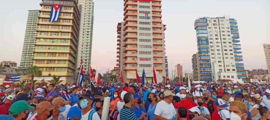 Encabeza Raúl Castro marcha en Cuba para defender el sistema político Encabeza Raúl Castro marcha en Cuba para defender el sistema político