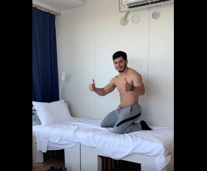 Atleta mexicano Jorge Cárdenas pone a prueba resistencia de camas anti sexo de la villa olímpica