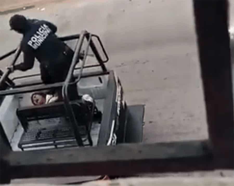 Exhiben en redes sociales a policías de Cárdenas golpeando a una mujer arriba de una patrulla