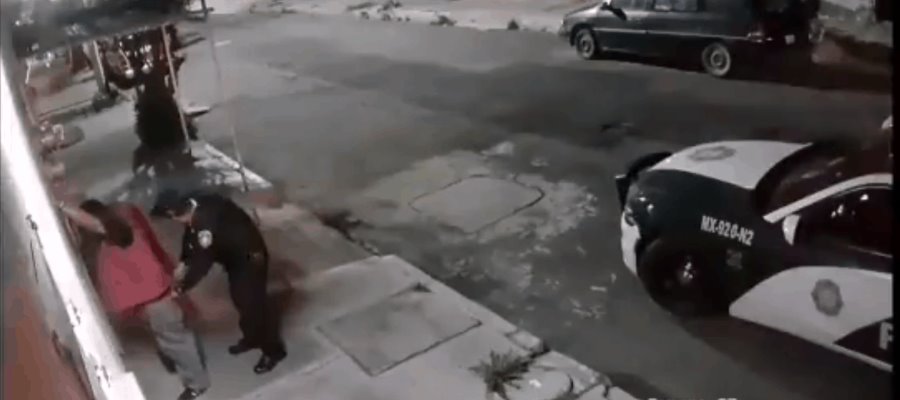 Policías asaltan a una persona alcoholizada en la CDMX