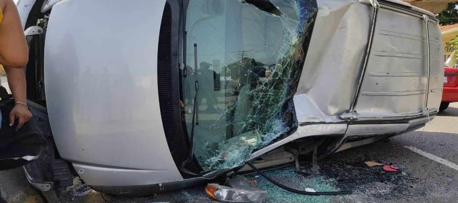 Vuelca camioneta en carretera Teapa-Villahermosa Vuelca camioneta en carretera Teapa-Villahermosa