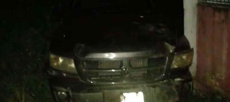 Mujer pierde el control de su vehículo y se impacta contra barda en Comalcalco Mujer pierde el control de su vehículo y se impacta contra barda en Comalcalco