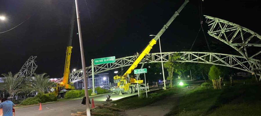 Tras 15 horas de trabajo retiran arco metálico del Parque Tabasco