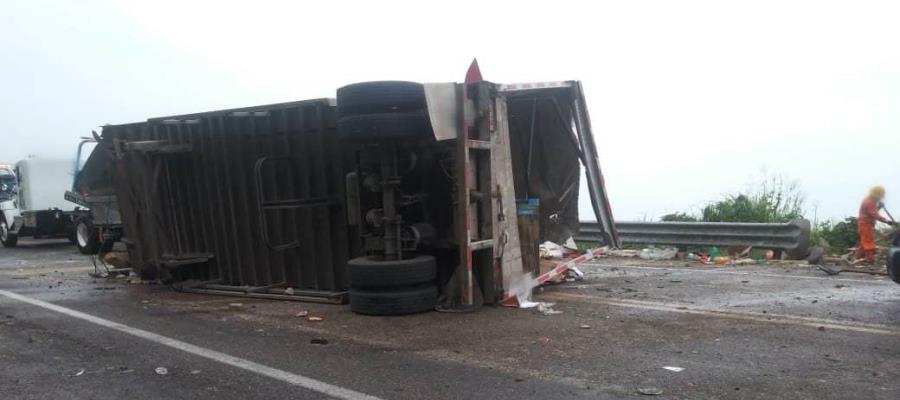 Reportan rapiña tras volcadura de camión en la autopista Ocozocoautla-Arriaga Reportan rapiña tras volcadura de camión en la autopista Ocozocoautla-Arriaga