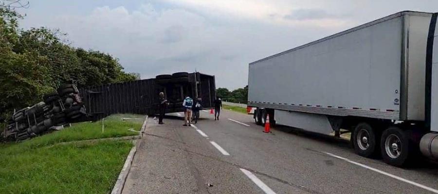 Vuelca tráiler en libramiento Villahermosa-Cárdenas Vuelca tráiler en libramiento Villahermosa-Cárdenas
