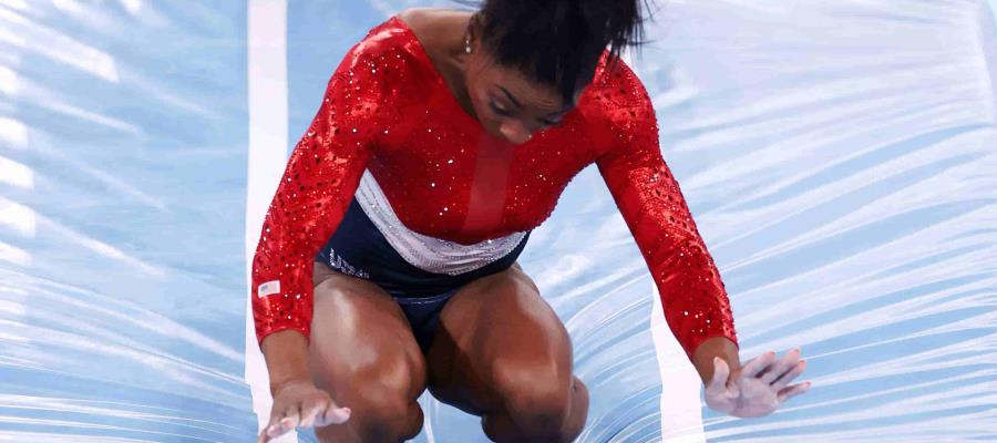 Se retira Simone Biles de la final de gimnasia artística por equipos en los Olímpicos de Tokio por una supuesta lesión