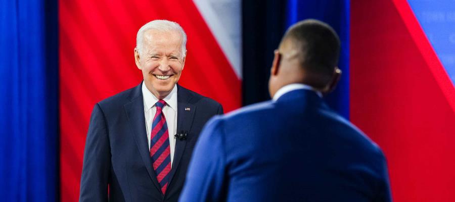 Ordena Biden uso de cubrebocas y pruebas COVID, de manera semanal a trabajadores federales