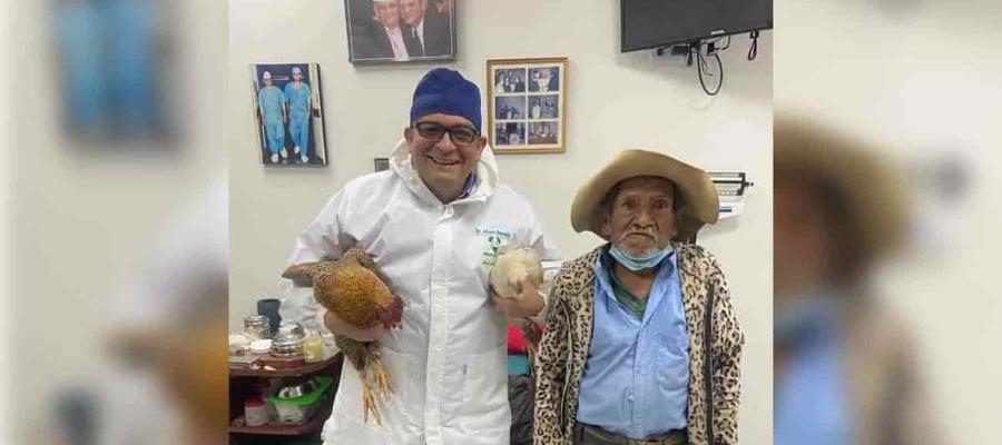Abuelito regala dos gallinas a médico que lo operó gratis de emergencia