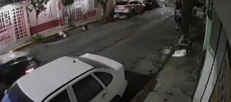 Jóvenes en CDMX escapaban de la policía y chocan contra auto
