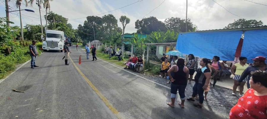 Tráiler revienta cables de energía en Barrancas y Guanal segunda
