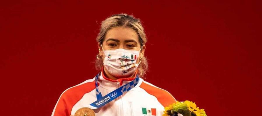 Felicita AMLO a Aremi Fuentes, quien ganó la medalla de bronce en halterofilia en Tokio 2020