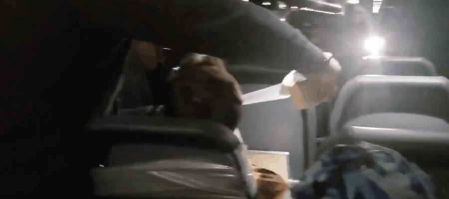 Amarran con cinta adhesiva a pasajero ebrio