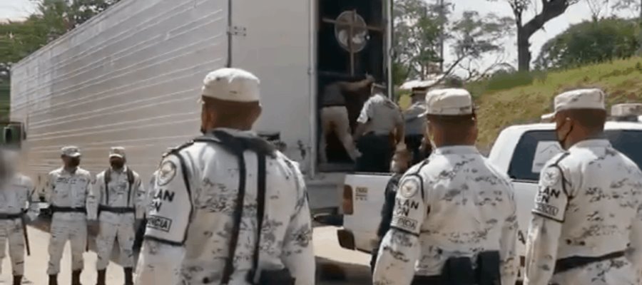 Rescatan en Chiapas a 93 migrantes hacinados en un camión; 63 eran menores