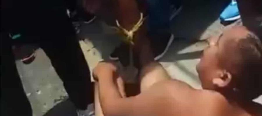 Tianguistas en CDMX detienen, desnudan y golpean a presunto extorsionador Tianguistas en CDMX detienen, desnudan y golpean a presunto extorsionador