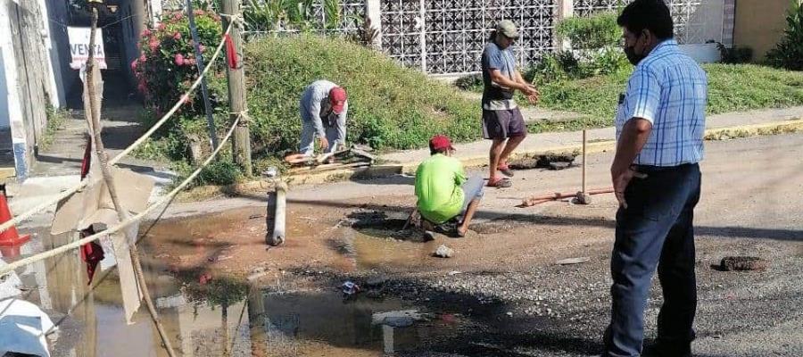 Repara ayuntamiento fuga en calle Libertad en Tamulté; concluirán trabajos antes de cinco días