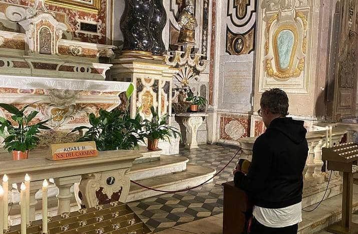 Ora Alejandro Fernández por su padre frente a Nuestra Señora del Carmen