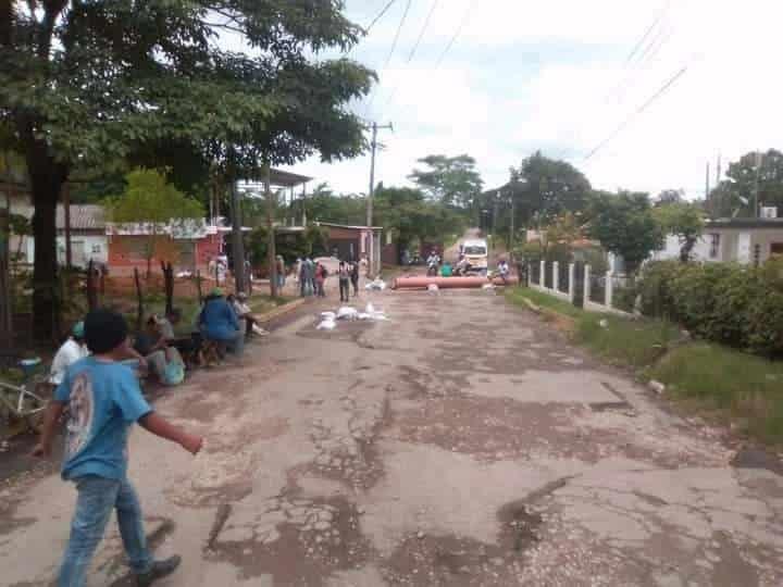 Bloquean camino en Aquiles Serdán, Macuspana por trabajos de drenaje abandonados