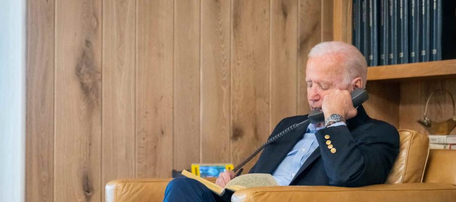 Habla Biden con Bill Clinton y le desea una rápida recuperación