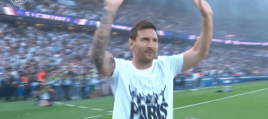 Aficionados corean el nombre de Messi durante torneo Joan Gamper