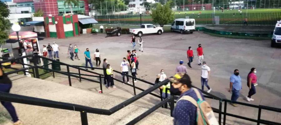 Cierran puertas del Centenario tras operativo de Salud, decenas de aficionados se quedan afuera