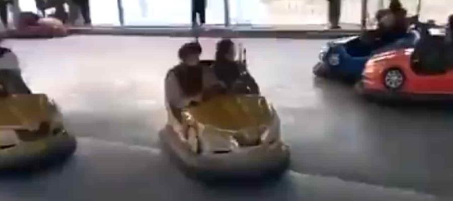 Graban a Talibanes jugando “carritos chocones” tras caída de Kabul