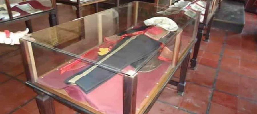 Indigente roba réplica del traje de José María Morelos del museo de Apatzingán Indigente roba réplica del traje de José María Morelos del museo de Apatzingán