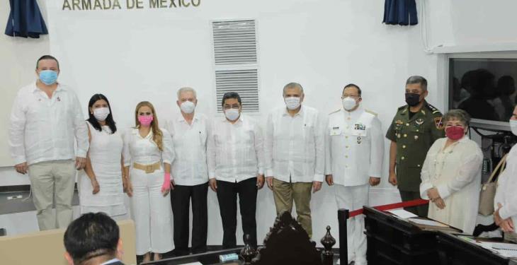 Develan en Congreso local letras doradas sobre el Bicentenario de la Armada de México