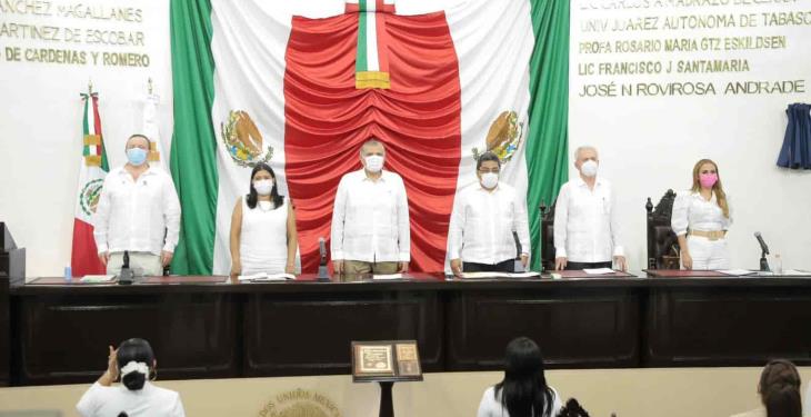 Develan en Congreso local letras doradas sobre el Bicentenario de la Armada de México