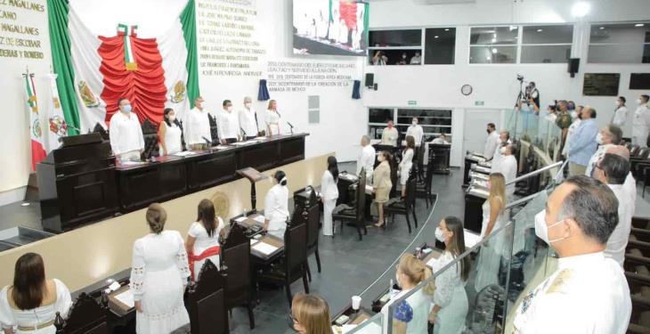 Develan en Congreso local letras doradas sobre el Bicentenario de la Armada de México