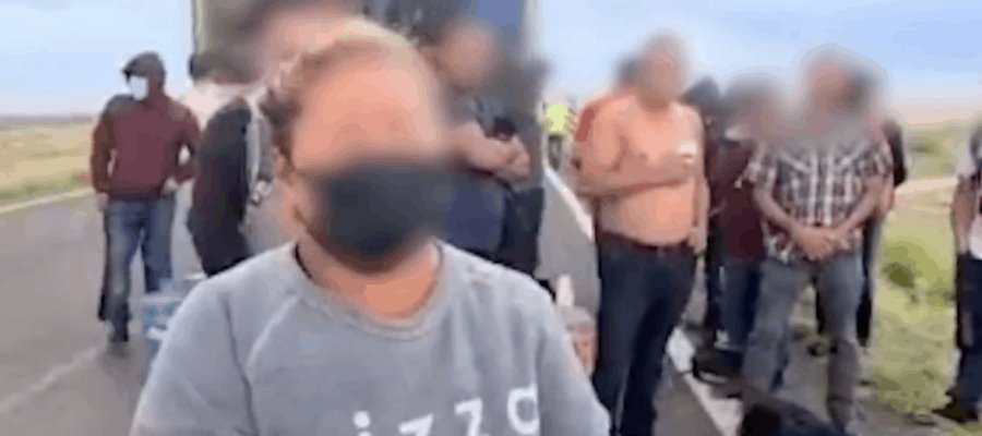 Rescatan a 35 centroamericanos que viajaban hacinados en una carretera de Durango