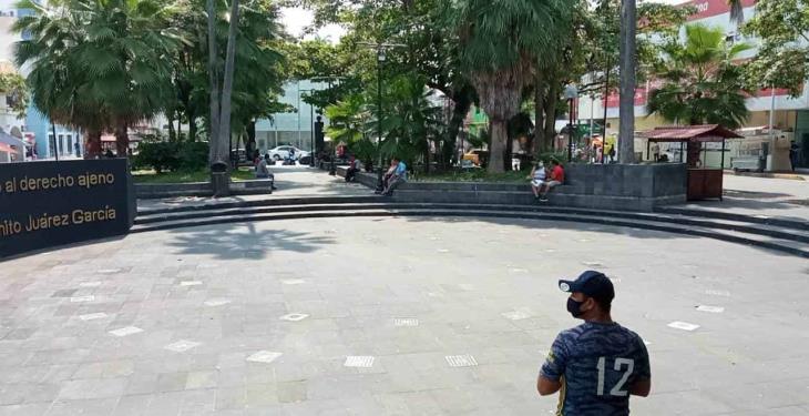 Entre invitaciones a retirarse y desconocimiento transcurre primer domingo de restricciones a parques en Villahermosa
