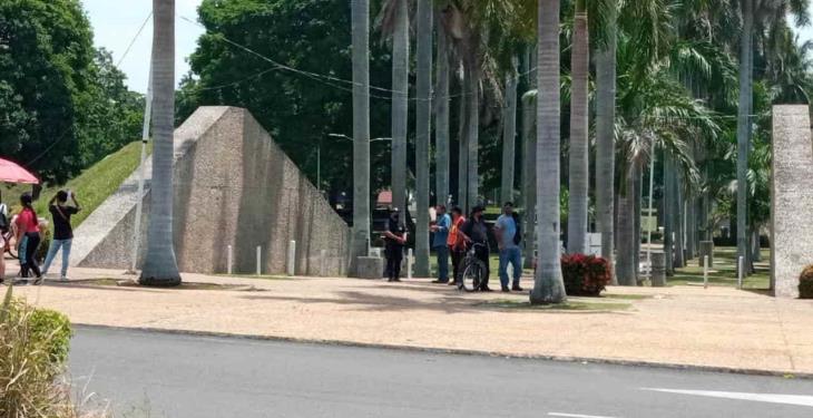 Entre invitaciones a retirarse y desconocimiento transcurre primer domingo de restricciones a parques en Villahermosa