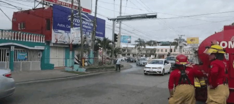Acordonan zona peatonal en Méndez y 27 de Febrero por cortocircuito Acordonan zona peatonal en Méndez y 27 de Febrero por cortocircuito