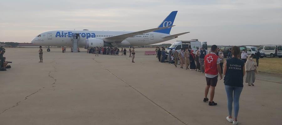 Llega a España avión con 290 afganos; prevén que arriben 145 más este miércoles